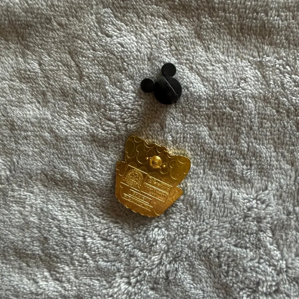 Disney Gelatoni Cat Cupcake Hidden Mickey Trading Pin - B780